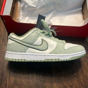 New in box, Nike dunks honeydew fleece women 8.5
